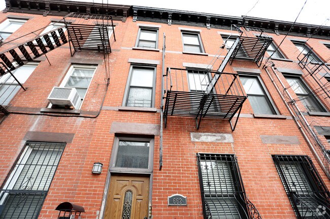 Building Photo - 662 Henry St