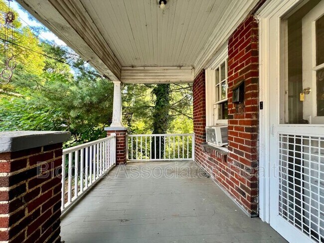 Foto del edificio - 120 S Poplar St