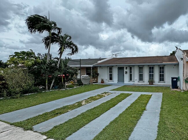 Building Photo - 4301 SW 130th Ct