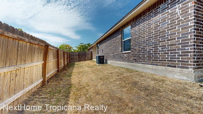 Building Photo - 3 br, 2 bath House - 1423 Tejas Trl #B