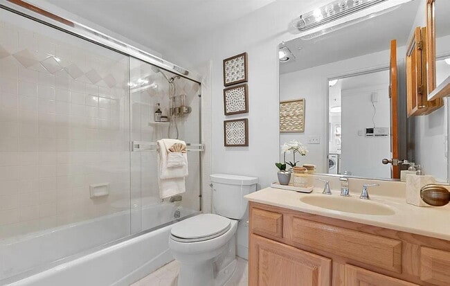 Building Photo - 1-bedroom, 1-bathroom apartment just moments from the breathtaking shores of Ocean Beach.