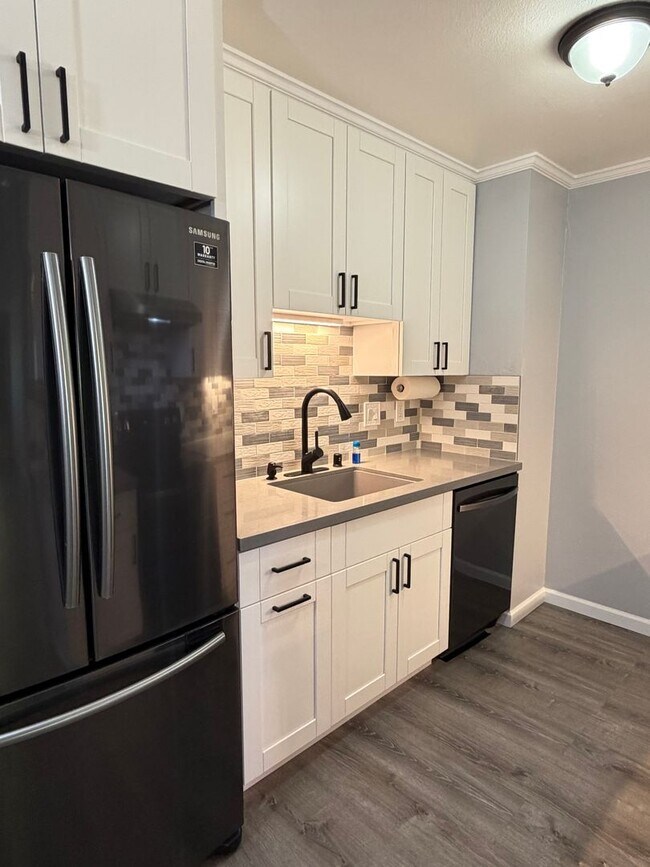 Building Photo - Updated 2BD/2BA Condo – Prime San Mateo Location!