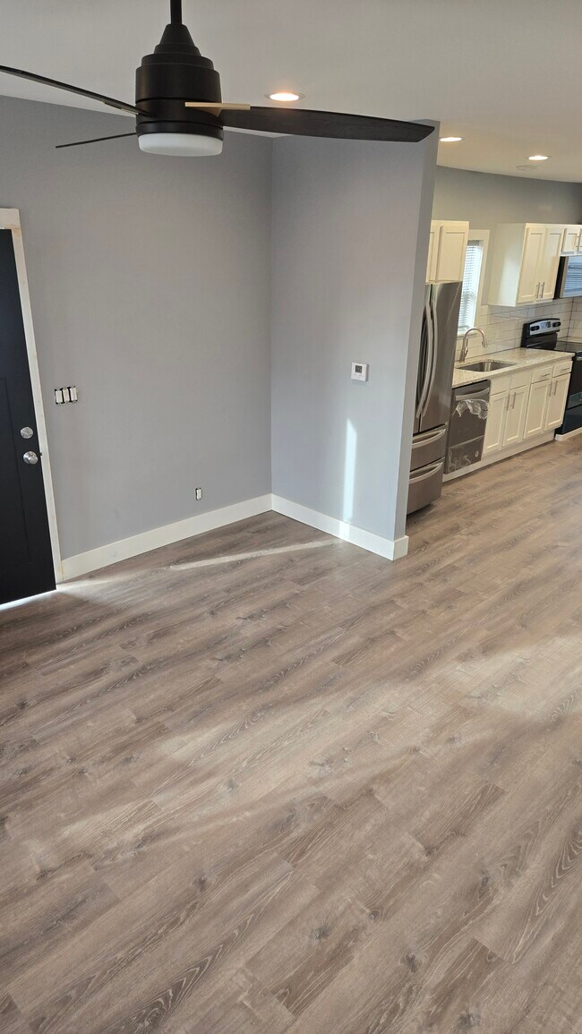 Barril de pepinillos (20) - 594 E Sycamore St