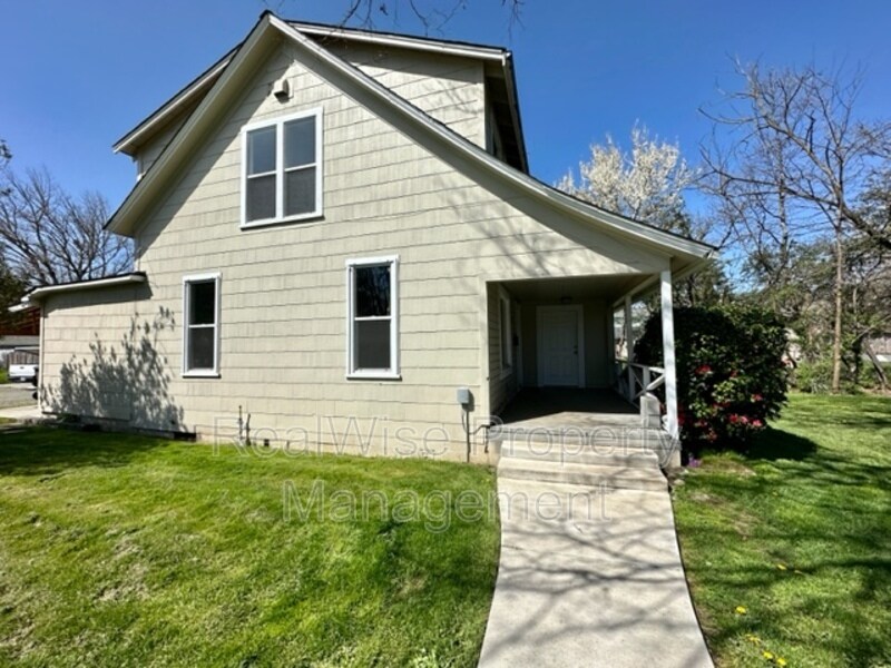 926 SW Greenwood Ave, Grants Pass, OR 97526 House for Rent in Grants