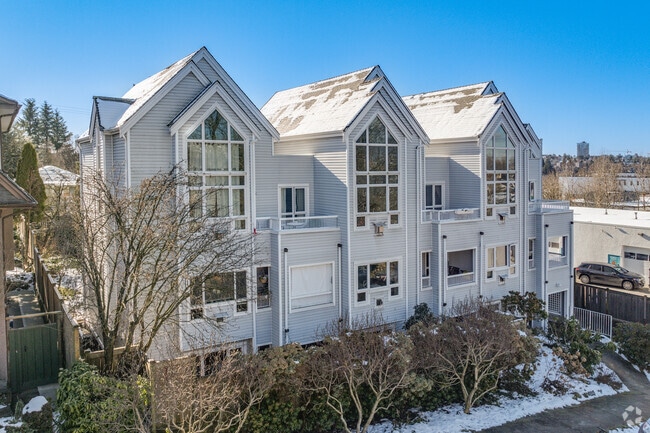 Hampton Court Condos