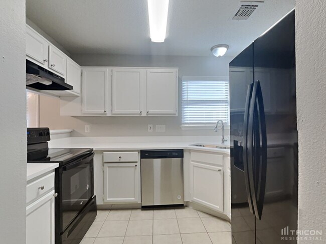 Building Photo - 561 Oxbow St