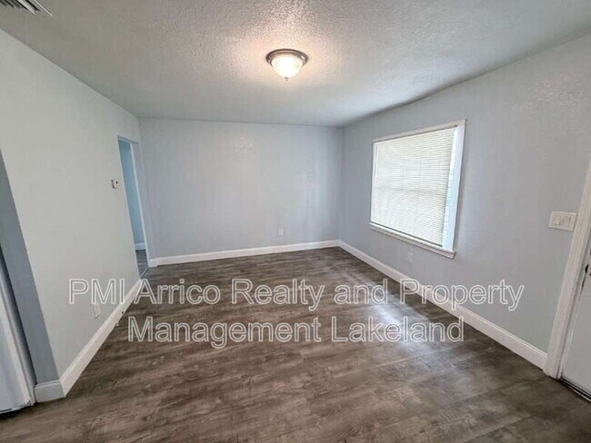 Building Photo - 815 N Davis Ave