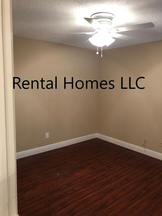 Foto del edificio - Longwood Townhome, Minutes Away from Lake ...