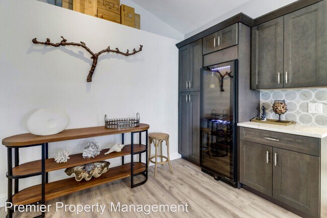 Building Photo - 3 br, 2.5 bath House - 1059 Jardin Drive