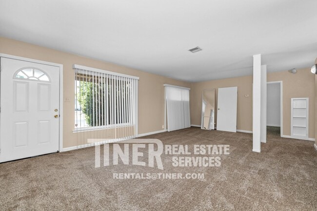 Building Photo - Sunny North Highlands Home