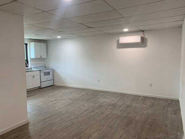 Building Photo - Efficiency/Studio Room 2nd Floor Parking Y...