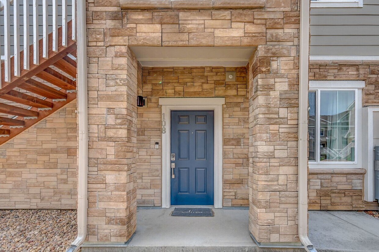 Foto principal - $2,415- 2 Bed, 2 Bath Ground Floor Condo w...