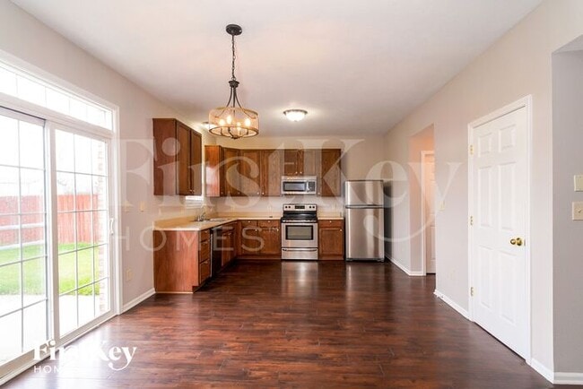 Building Photo - 5921 Sable Dr