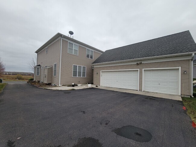 Foto del edificio - Huge 4 bedroom home move in ready
