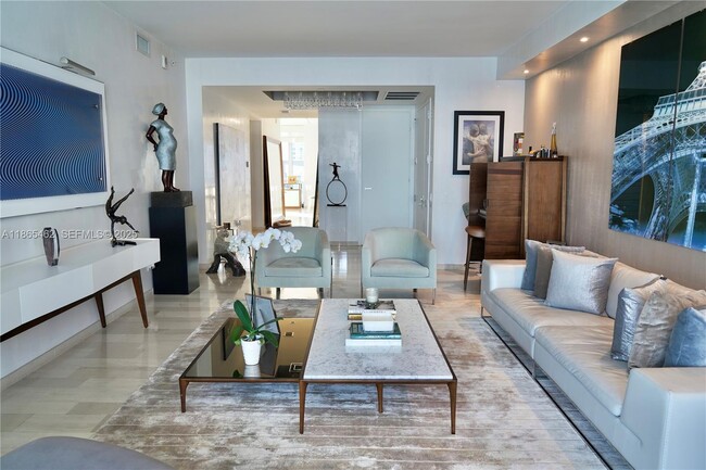 Building Photo - 1300 Brickell Bay Dr