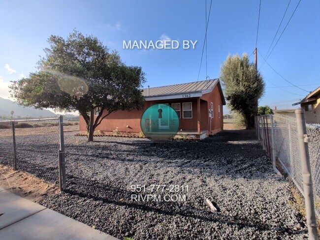 Foto del edificio - Charming Jurupa Valley home on a spacious ...
