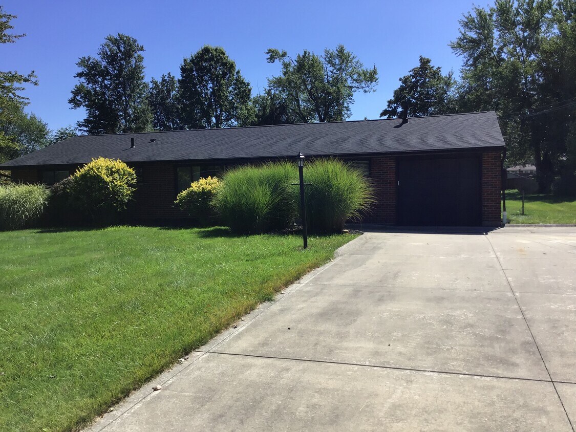 Primary Photo - 1448 Laurel Dr