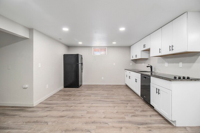 Building Photo - Garden Level 2 Bed, 1 Bath Duplex Availabl...