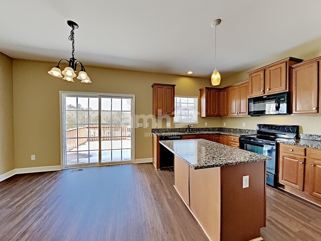 Foto del edificio - 220 Solitude Cir