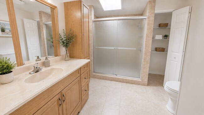 Foto del edificio - 7703 Erinwood Ct E