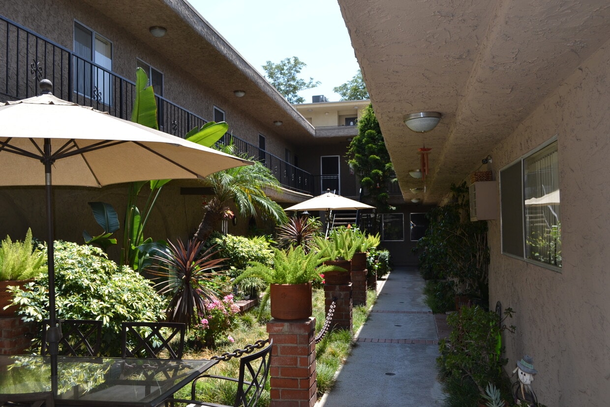 Primary Photo - 5328 Hermitage Ave