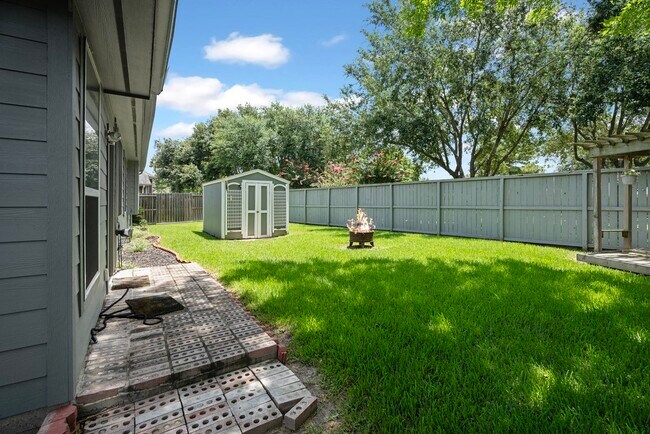 Foto del edificio - 421 Livingstone Ln