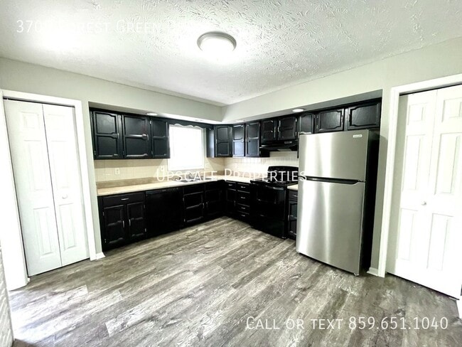 Foto del edificio - 3705 Forest Green Dr