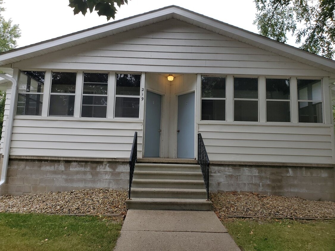 219 2nd St NE Unit 1, Blooming Prairie, MN 55917 Room for Rent in