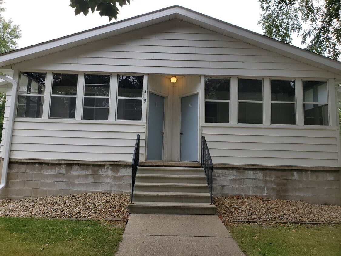 219 2nd St NE Unit 1, Blooming Prairie, MN 55917 Room for Rent in