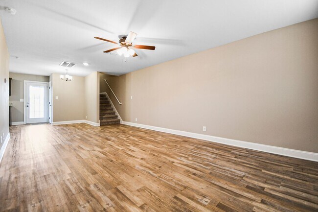 Building Photo - Pet Friendly Three Bedroom!