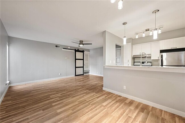Building Photo - 3431 N Hills Dr