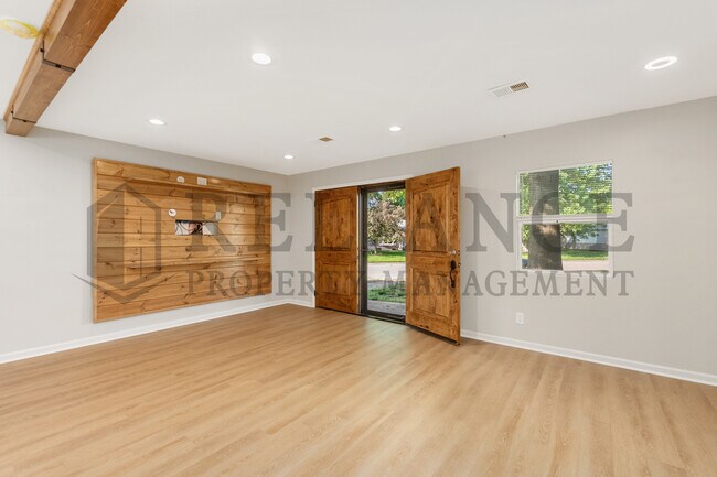 Foto del edificio - 300 W Breese Ave