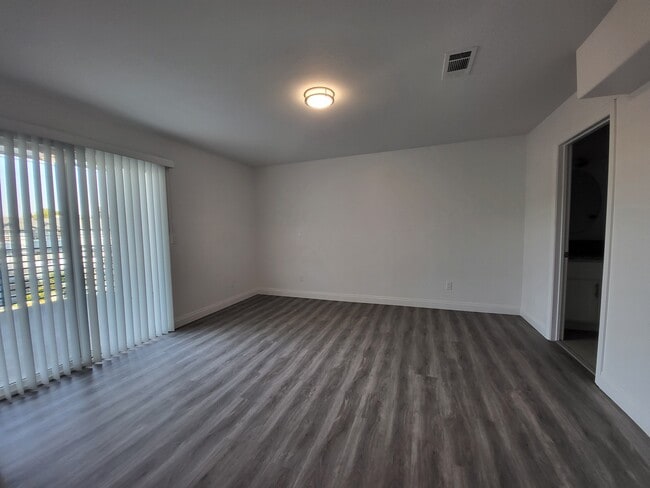 Building Photo - 14614 Vanowen St