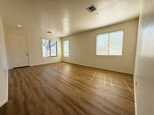 Foto del edificio - Large Open-Concept Home with Den/Office, F...