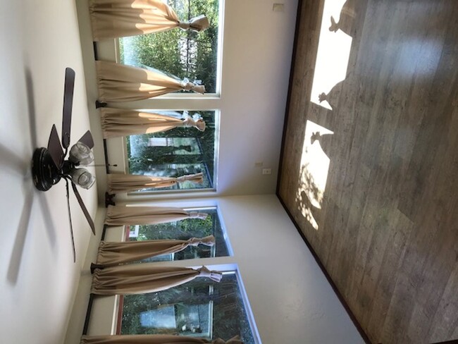 Building Photo - 3BD 2BTH - 2Car Garage, Fenced Yard, Centr...
