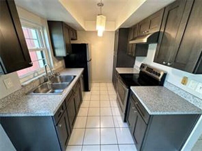 Foto del edificio - 3282 Oak Lake Pl