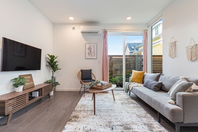 Building Photo - 1112 13th Ave