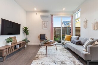 Building Photo - 1215 E Union St