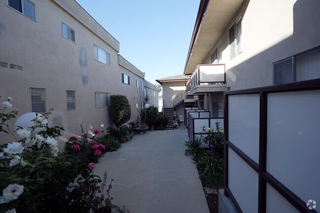 Building Photo - 821 Edgewood St