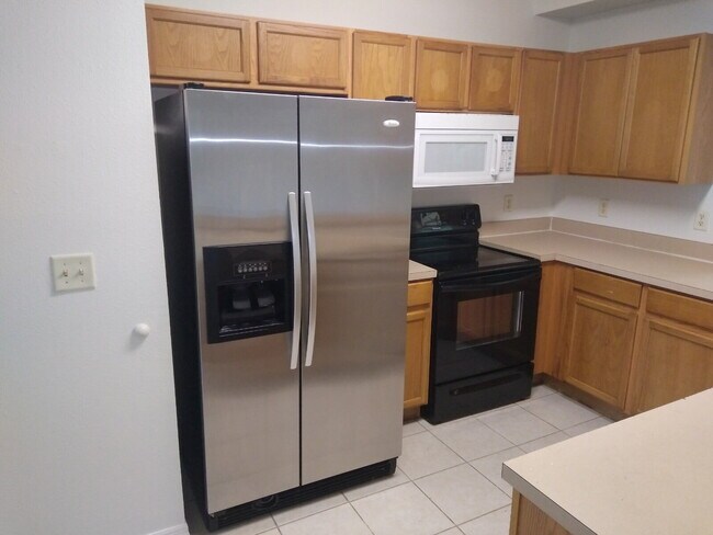 Foto del edificio - Spacious 2 Bedroom, 2 1/2 Bath Townhome in...