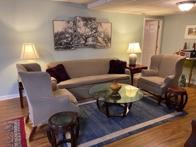 Living room with door to kitchen - 28 S Riversong Ln (Alpharetta, GA)