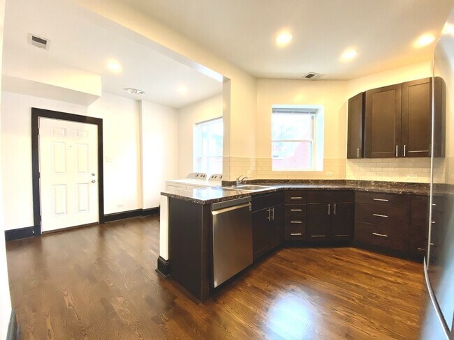 Building Photo - 4500 N Sheridan Rd