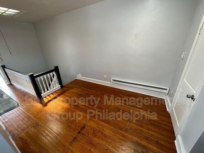 Building Photo - 439 E Walnut Ln