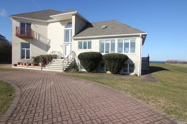 Foto del edificio - 590 Windward Rd