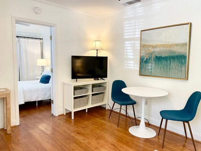 217 - 215 W Taylor St