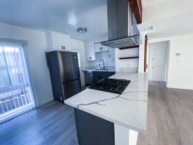 Foto del edificio - 3315 W 104th St
