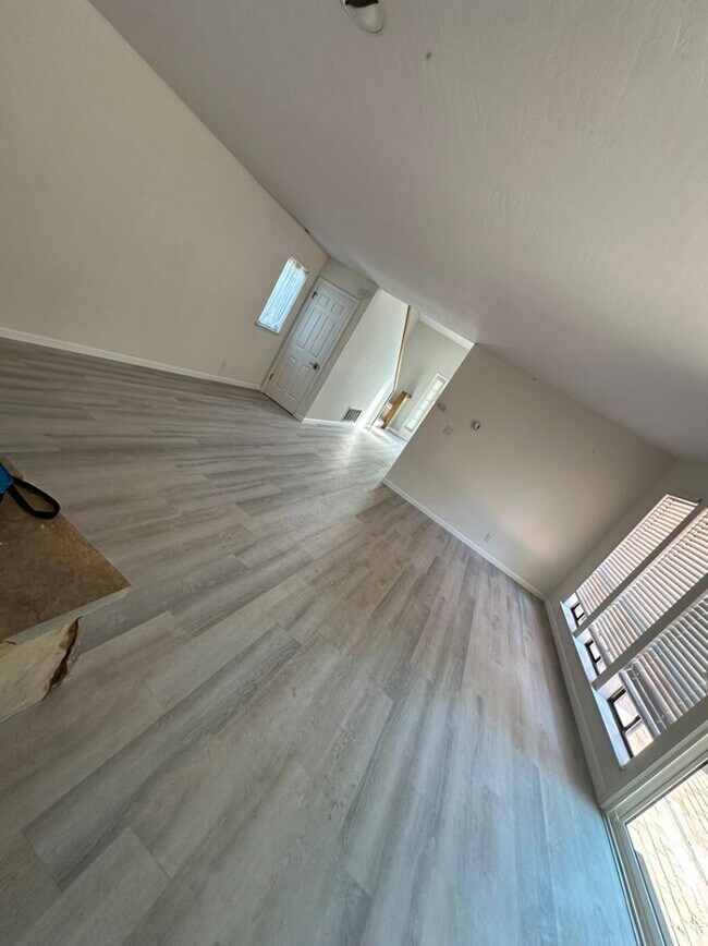 Building Photo - 560 Arastradero Rd