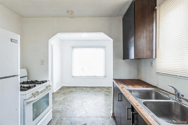 Building Photo - 8211 Artesian St
