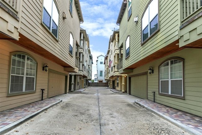 Building Photo - 931 W 25th St