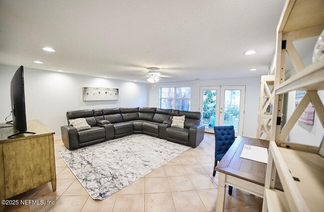 Building Photo - 819 4th St N